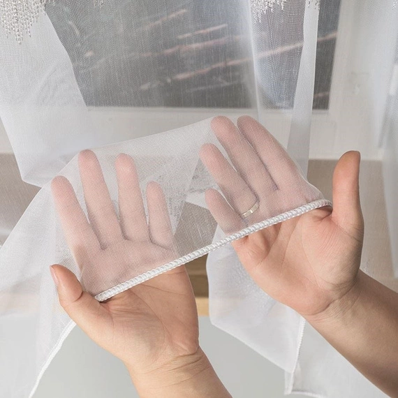 Firanka haftowana z wzorem pasowym 112750 / kolor biały z szarym i srebrnym / wysokość 160cm