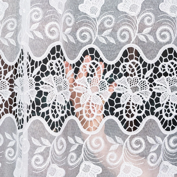 Firanka haftowana z aplikacją na metry 122625 / kolor biały / wysokość 250cm