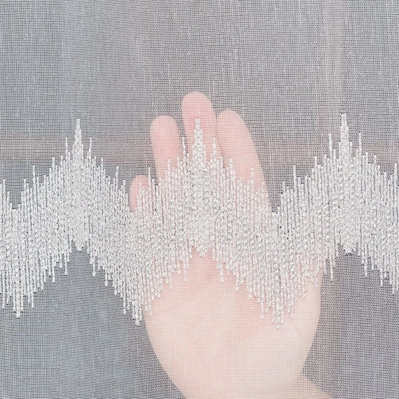 Firanka haftowana z wzorem pasowym 112750 / kolor biały z szarym i srebrnym / kupon 160x280cm