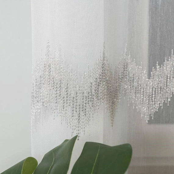 Firanka haftowana z wzorem pasowym 112750 / kolor biały z szarym i srebrnym / wysokość 160cm