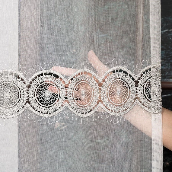 Firanka z aplikacją z wzorem pasowym 112769 / kolor biały z szarym / wysokość 280cm