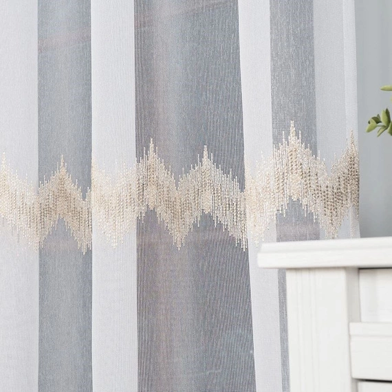 Firanka haftowana z wzorem pasowym 112750 / kolor biały ze złotym / wysokość 280cm