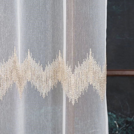 Firanka haftowana z wzorem pasowym 112750 / kolor biały ze złotym / wysokość 280cm