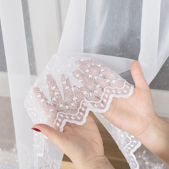 Firanka haftowana z wzorem na samym dole 007888 / kolor biały / kupon 100x153cm