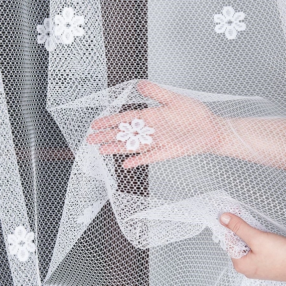 Firanka żakardowa 004421 / kolor biały / kupon 200x230cm