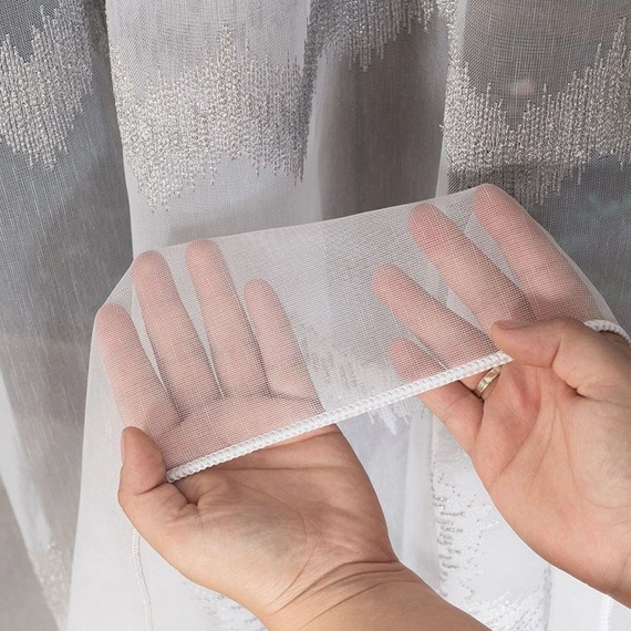 Firanka haftowana z wzorem pasowym 112750 / kolor biały z szarym i srebrnym / kupon 160x280cm