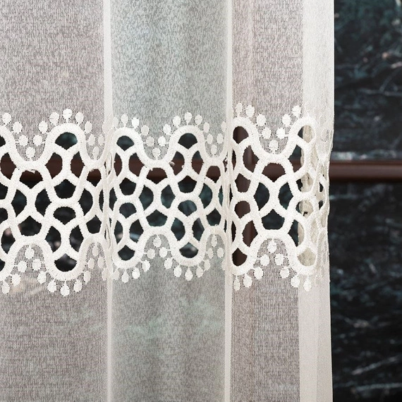 Firanka z aplikacją z wzorem pasowym 008897 / kolor kremowy / wysokość 280cm