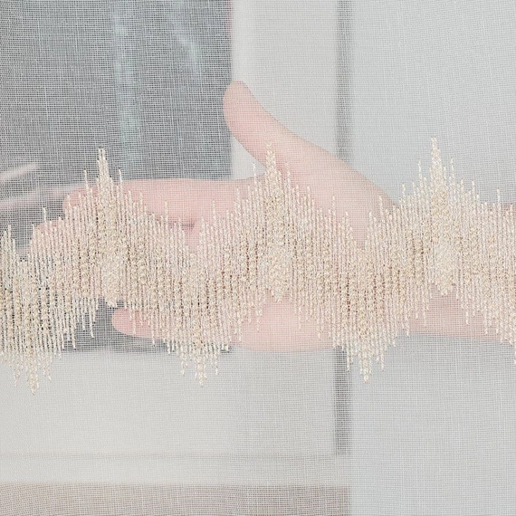 Firanka haftowana z wzorem pasowym 112750 / kolor biały ze złotym / wysokość 160cm