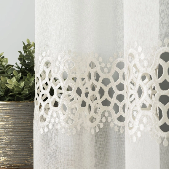 Firanka haftowana z aplikacją na metry 008897 / kolor kremowy / wysokość 175cm