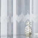 Firanka haftowana z wzorem pasowym 112750 / kolor biały z szarym i srebrnym / kupon 160x280cm