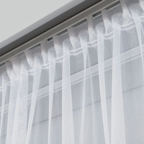 Firanka haftowana z wzorem pasowym 112750 / kolor biały z szarym i srebrnym / kupon 160x280cm