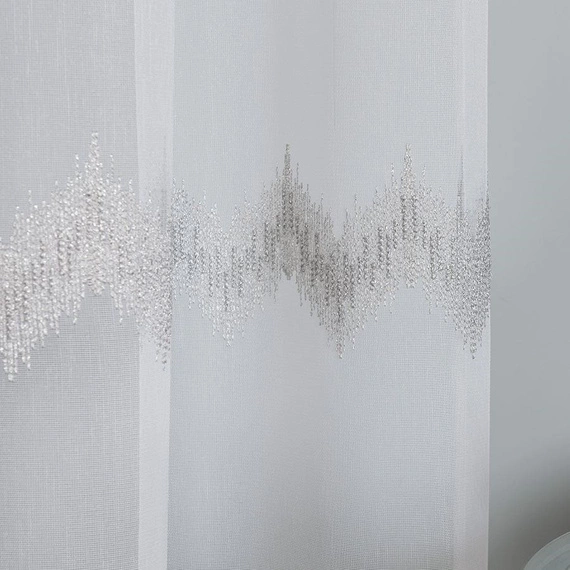 Firanka haftowana z wzorem pasowym 112750 / kolor biały z szarym i srebrnym / kupon 160x280cm