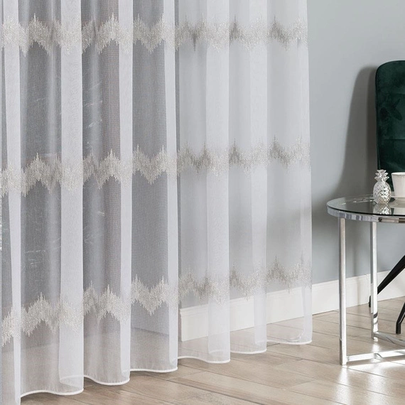 Firanka haftowana z wzorem pasowym 112750 / kolor biały z szarym i srebrnym / kupon 160x280cm