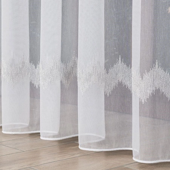Firanka haftowana z wzorem pasowym 112750 / kolor biały z szarym i srebrnym / kupon 160x280cm