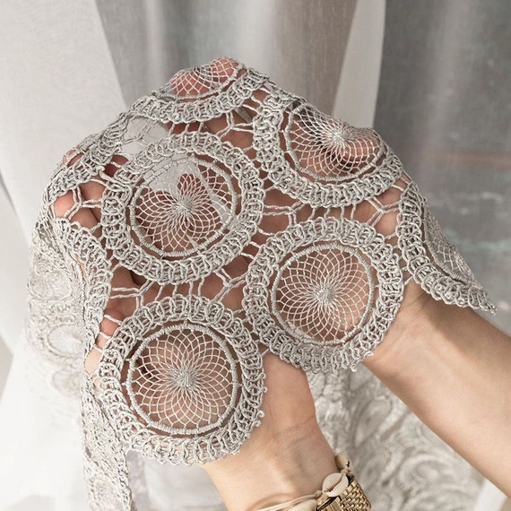 Firanka z aplikacją z wzorem pasowym 112769 / kolor biały z szarym / wysokość 280cm