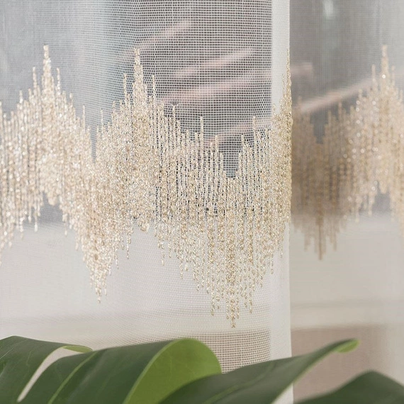 Firanka haftowana z wzorem pasowym 112750 / kolor biały ze złotym / wysokość 160cm