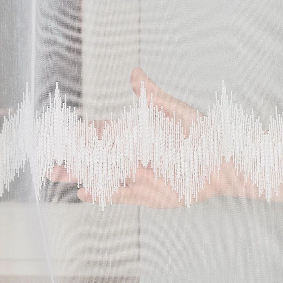 Firanka haftowana z wzorem pasowym 112750 / kolor biały z błyskiem / wysokość 160cm