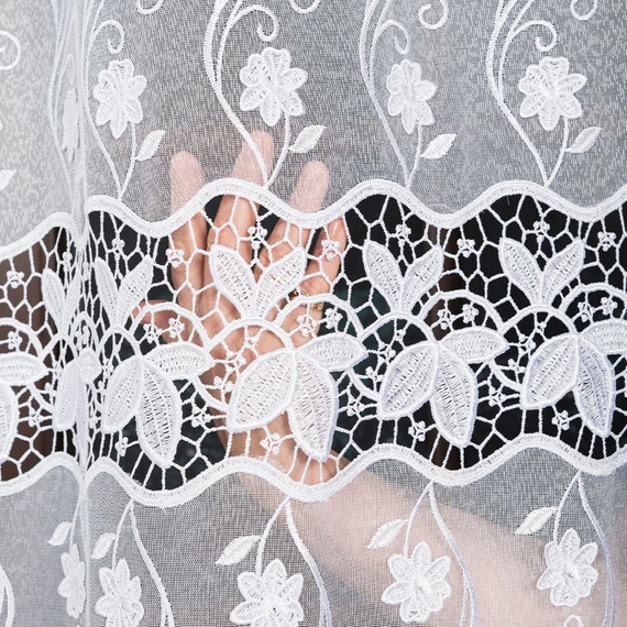 Firanka haftowana z aplikacją na metry 122795 / kolor biały / wysokość 180cm