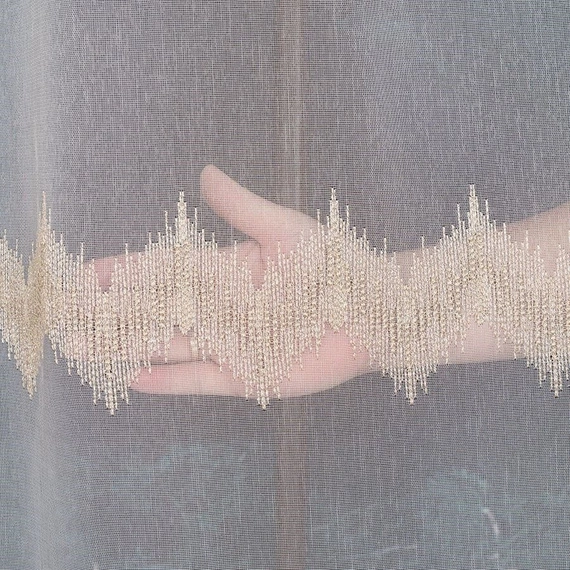 Firanka haftowana z wzorem pasowym 112750 / kolor biały ze złotym / wysokość 280cm