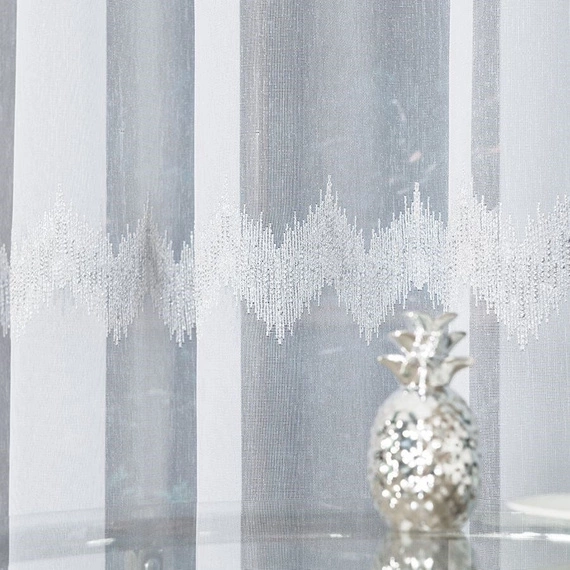 Firanka haftowana z wzorem pasowym 112750 / kolor biały z szarym i srebrnym / kupon 160x280cm