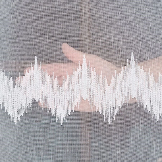 Firanka haftowana z wzorem pasowym 112750 / kolor biały z błyskiem / wysokość 280cm