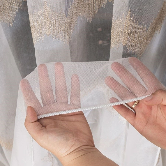 Firanka haftowana z wzorem pasowym 112750 / kolor biały ze złotym / wysokość 280cm