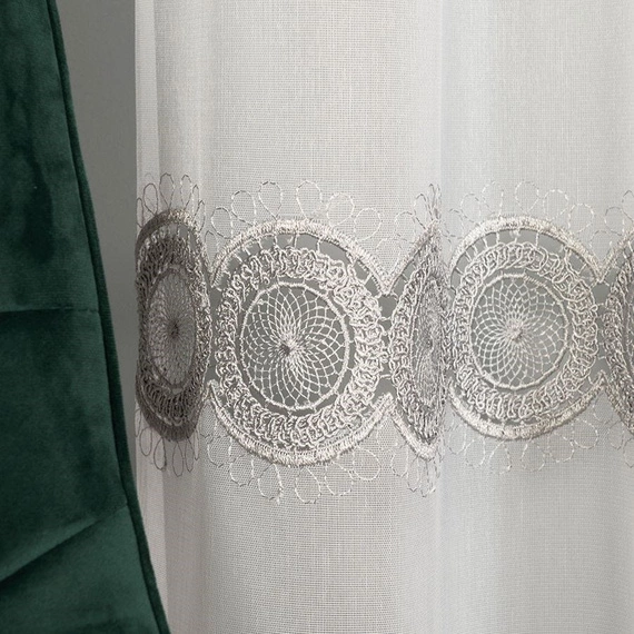 Firanka z aplikacją z wzorem pasowym 112769 / kolor biały z szarym / wysokość 280cm