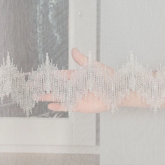 Firanka haftowana z wzorem pasowym 112750 / kolor biały z szarym i srebrnym / wysokość 160cm