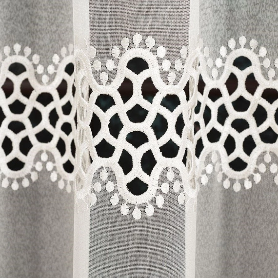 Firanka z aplikacją z wzorem pasowym 008897 / kolor kremowy / wysokość 280cm