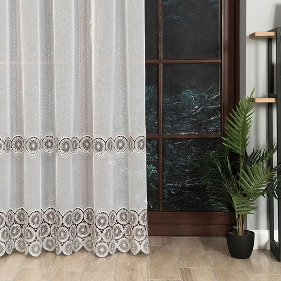 Firanka z aplikacją z wzorem pasowym 112769 / kolor biały z szarym / wysokość 280cm