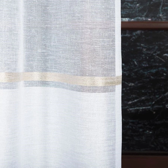 Firanka fantazyjna z wzorem na samym dole 000641 / kolor biały ze z złotym pasem / wysokość 330cm