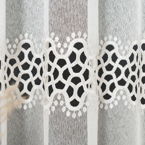 Firanka z aplikacją z wzorem pasowym 008897 / kolor kremowy / wysokość 160cm