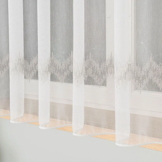 Firanka haftowana z wzorem pasowym 112750 / kolor biały z szarym i srebrnym / wysokość 160cm