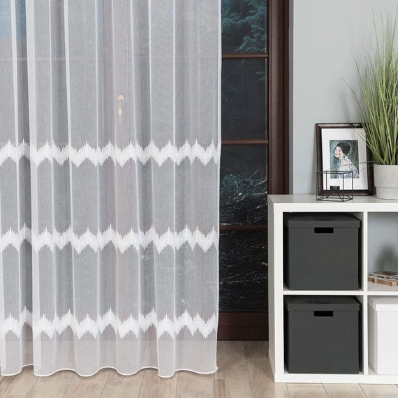 Firanka haftowana z wzorem pasowym 112750 / kolor biały z błyskiem / wysokość 280cm