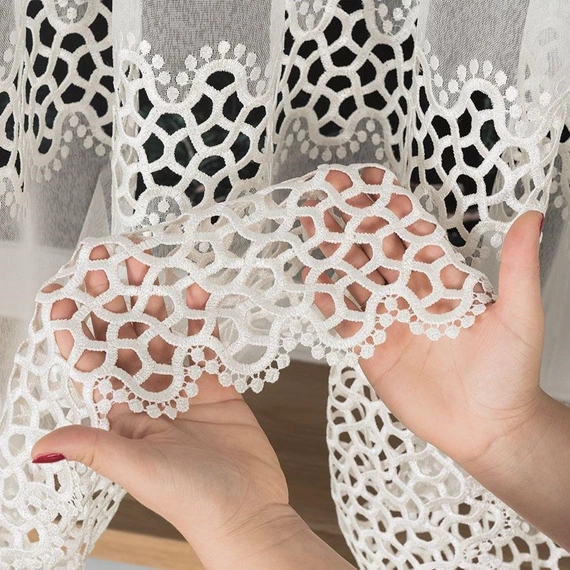 Firanka z aplikacją z wzorem pasowym 008897 / kolor kremowy / wysokość 160cm