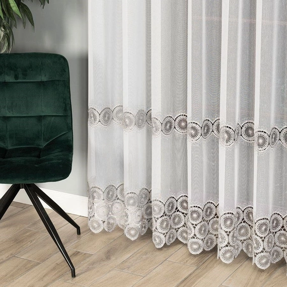 Firanka z aplikacją z wzorem pasowym 112769 / kolor biały z szarym / wysokość 280cm