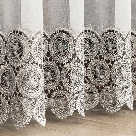 Firanka z aplikacją z wzorem pasowym 112769 / kolor biały z szarym / wysokość 280cm